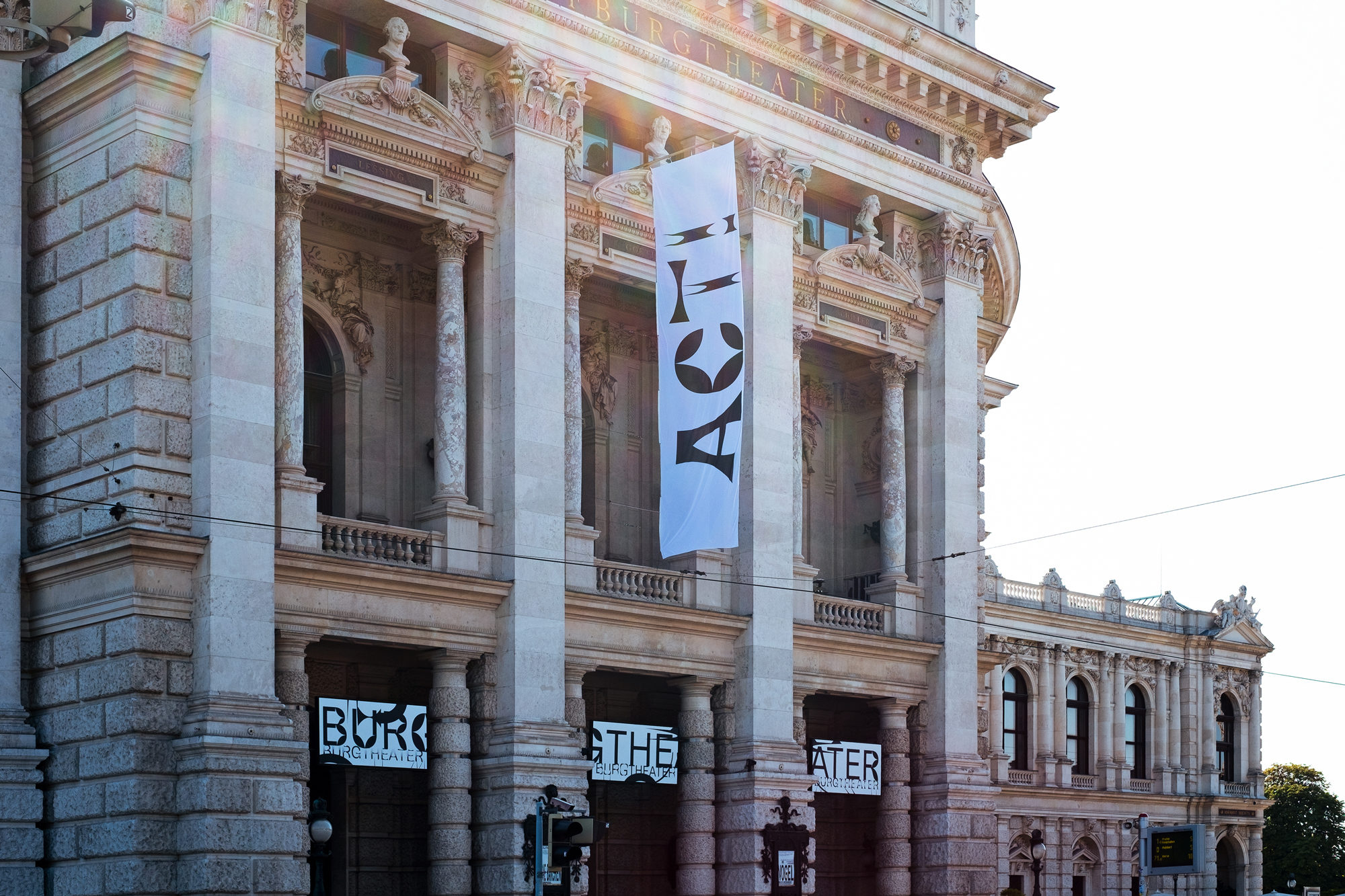 Foto vom Burgtheater mit ausgehängten Flaggen